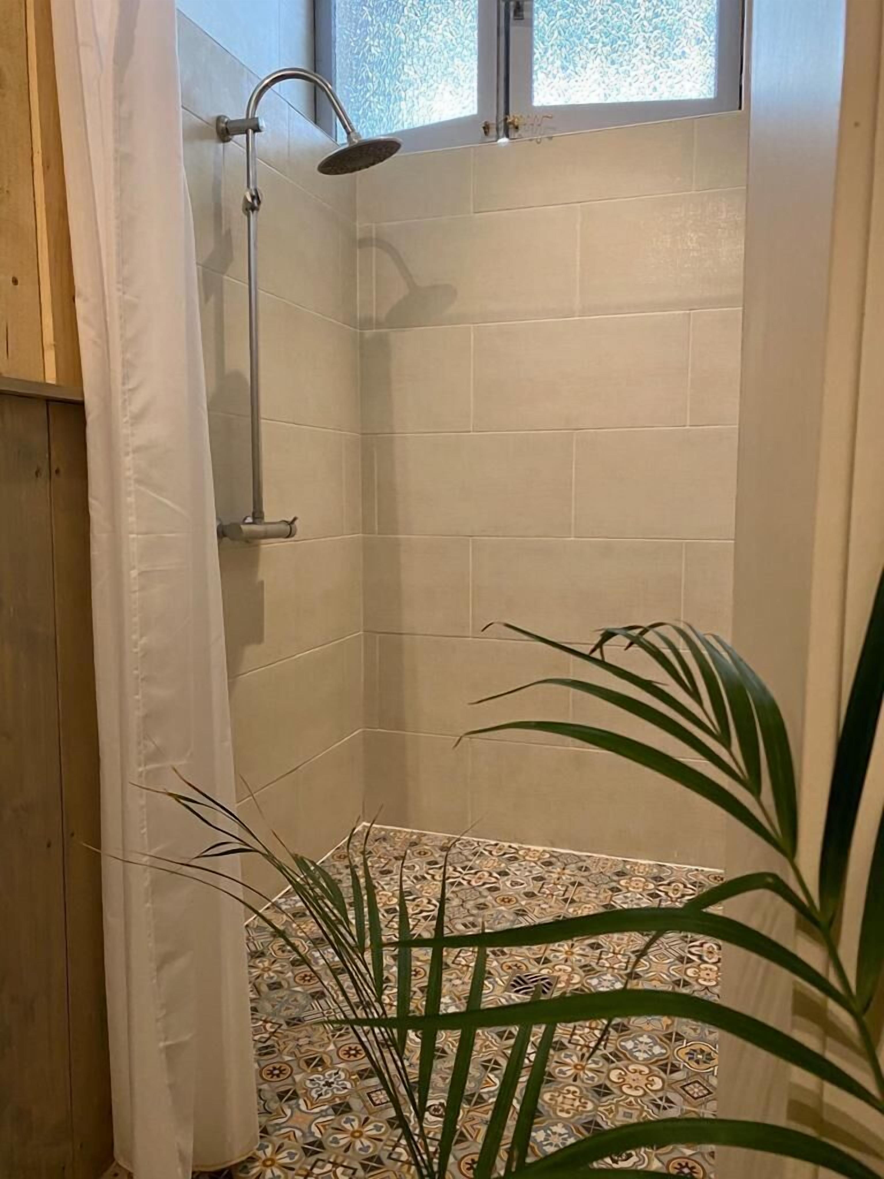 Douche, sèche-cheveux, serviettes fournies, savon