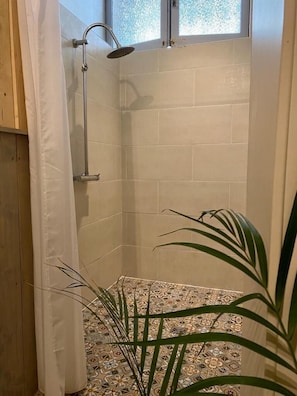 Chuveiro, secador de cabelo, toalhas de banho, sabonete