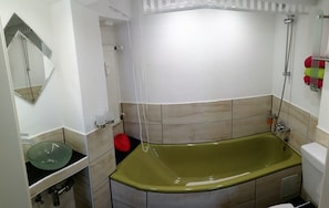 Baignoire, sèche-cheveux, serviettes fournies, savon