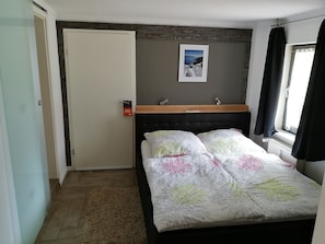 1 chambre, lit parapluie, Wi-Fi gratuit, draps fournis