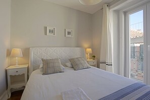 3 bedrooms, iron/ironing board, WiFi, bed sheets - Duque Chiado, close to Rossio and Castle views (Lisboa)