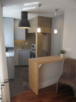 Jääkaappi, mikroaaltouuni, uuni, liesi