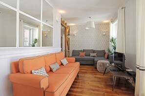 TV - Duque Chiado, close to Rossio and Castle views (Lisboa)