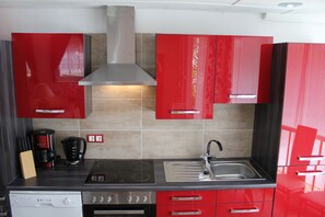 ثلاجة، ميكروويف، فرن، موقد طهي مسطح