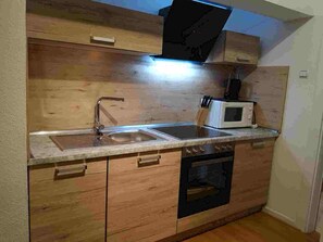 ثلاجة، ميكروويف، فرن، موقد طهي مسطح