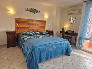 3 chambres, bureau, fer et planche à repasser, lit parapluie