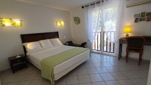 3 chambres, bureau, fer et planche à repasser, lit parapluie