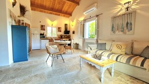 TV, DVD player, books - Brand new villa, fully equipped, 1.86 miles away from Palombaggia beach (Porto-Vecchio)