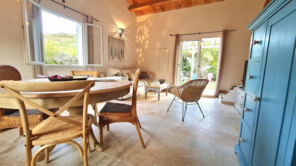 Télévision, lecteur de DVD, livres