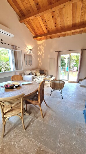 Télévision, lecteur de DVD, livres