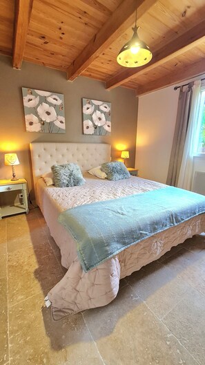 2 dormitoris, planxa i posts de planxar i un bressol de viatge 