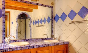 Douche, savon, shampoing, papier toilette