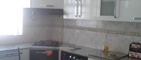 Microwave, cookware/dishes/utensils