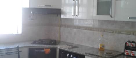 Private kitchen | Microwave, cookware/dishes/utensils