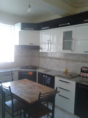 Micro-ondes, batterie de cuisine, vaisselle et ustensiles