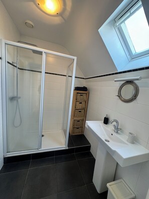 Bruser, hårtørrer, Toiletpapir