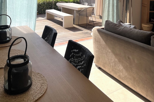 Séjour donnant sur la grande terrasse