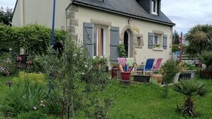 Ein zweistöckiges Haus mit einem Vorgarten.