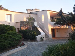 Exterior - Shorefront villa offers great amenities and views giving onto the beach below (Corbara)