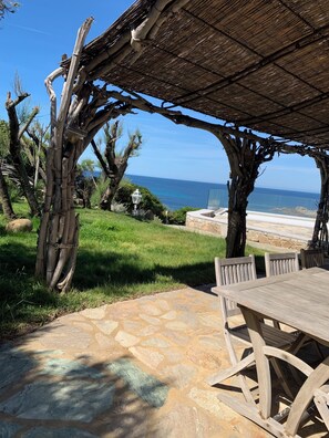 Outdoor dining - Shorefront villa offers great amenities and views giving onto the beach below (Corbara)