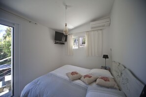 4 bedrooms, in-room safe, desk, iron/ironing board - Shorefront villa offers great amenities and views giving onto the beach below (Corbara)