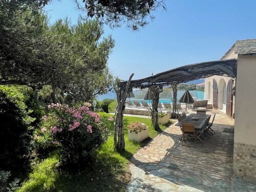 Shorefront villa offers great amenities and views giving onto the beach below