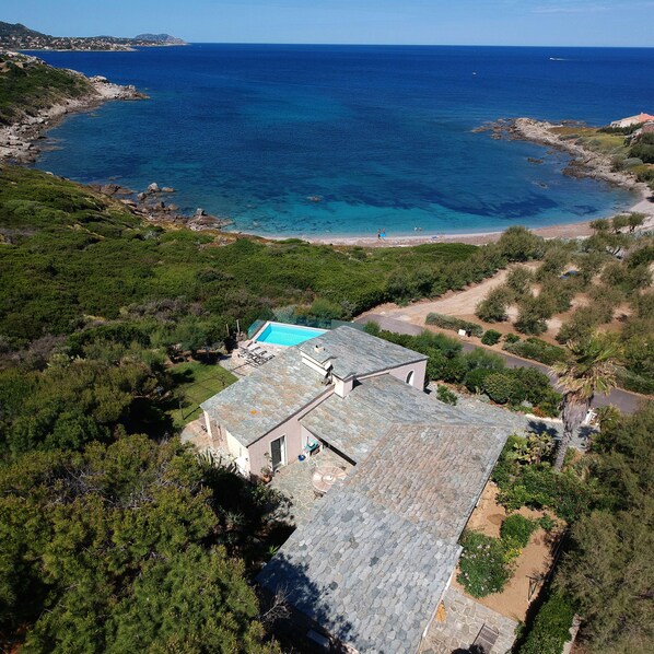 Exterior - Shorefront villa offers great amenities and views giving onto the beach below (Corbara)