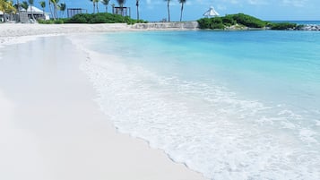 Plage, chaises longues, serviettes de plage