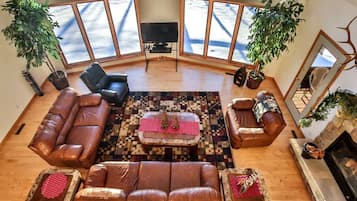 Smart-TV, Kamin, DVD-Player, Bücher