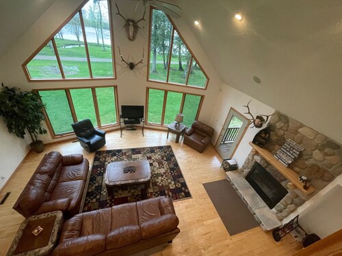 Newer pet friendly lake home with 4 bedrooms and 3 baths 