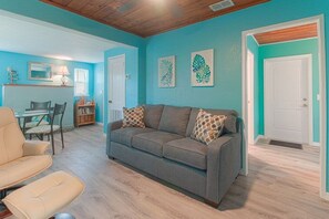 Smart TV - Englewood Cottage - 2 Bedrooms - 5 minutes from beach! (Englewood)