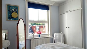 1 habitación, tabla de planchar con plancha, wifi y ropa de cama 