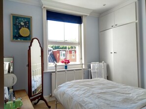 1 bedroom, iron/ironing board, WiFi, bed sheets - Stunning Retro Apartment in Leafy Brighton Street with Sea Views (Brighton)