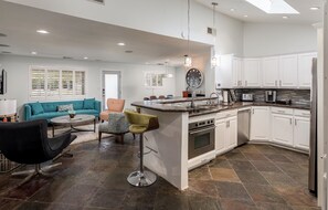 Private kitchen - Recent remodel walk to Old Town w/ heated pool (Scottsdale)