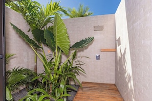 Property grounds - Jacuzzi, Daily Housekeeping, and exclusive beachclub membership for you to enjoy and relax in Luxury (Reserva de Golf, Hacienda Pinilla)