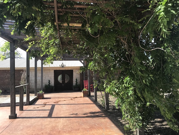 المنطقة المحيطة بالمنشأة