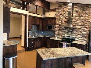 ثلاجة، ميكروويف، فرن، موقد طهي مسطح