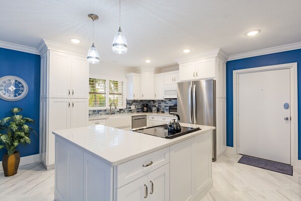 Jääkaappi, mikroaaltouuni, uuni, liesi