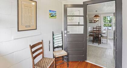 Fall views, hot tub, private garden, parkway, pets, hiking, biking, skiing