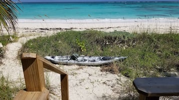 Plage, chaises longues, serviettes de plage