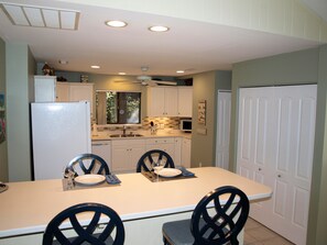 冰箱、微波炉、烤箱、炉灶