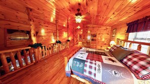 5 bedrooms, iron/ironing board, travel cot, free WiFi - Location!!! Country Charm Lodge - Hot tub - Game room - Large Porch- Picnic Area (Pigeon Forge)