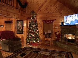 Interior - Location!!! Country Charm Lodge - Hot tub - Game room - Large Porch- Picnic Area (Pigeon Forge)