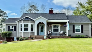 A two-story house with a front porch, a chimney, and a well-maintained lawn. - Beautiful home near the Augusta National (Augusta)