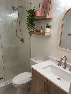 Douche, serviettes fournies, savon, papier toilette