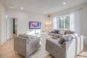 Smart TV, video games, DVD player, foosball - Lakeside house, huge south facing pool with spa,  lake view, Disney at 8 miles (Kissimmee)