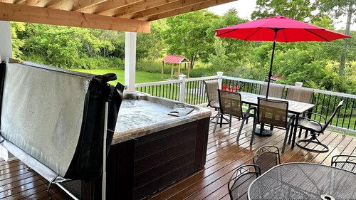 Covered Deck with Tub on 200 acres; 10 min from Ellicottville / Holiday Valley