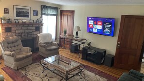 تلفزيون ذكي، مدفأة، مشغل دي في دي، كرة قدم الطاولة