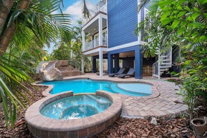 Een verwarmd zwembad