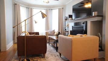 Smart-tv, eldstad och bordsfotboll